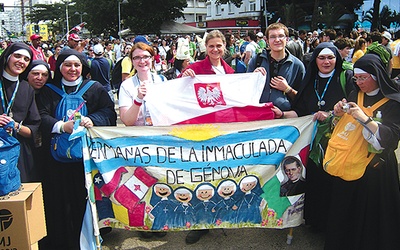 Jedno ze zdjęć zrobionych tuż po ogłoszeniu, że kolejne ŚDM będą w Krakowie. Polską flagę trzymają (od lewej): Barbara Sensuła, Katarzyna Lisik i Paweł Larysz