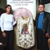 Komisarz wystawy i dyrektor muzeum prezentują kilkukilogramowy ornat rzymski, który należał  do kard. Augusta Hlonda