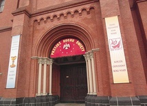 Wejście do kościoła św. Anny w Zabrzu przy ul. 3 Maja, gdzie odbywać się będą rekolekcje i seminarium 