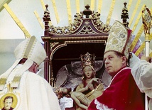  Bp Ignacy Jeż i kard. Józef Glemp w momencie koronacji 18 września 1988 r.
