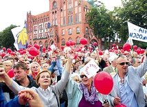  Zaraz po modlitwie zawierzenia Słupska Jezusowi zebrani na placu Zwycięstwa zaśpiewali „Abba, Ojcze”, trzymając się za ręce