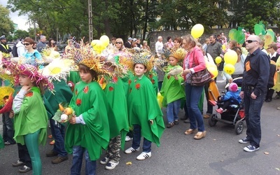 Od lat święto rozpoczyna barwna parada