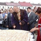 Skierniewicką "Skierlotką" podczas święta częstuje prezydent Leszek Trębski