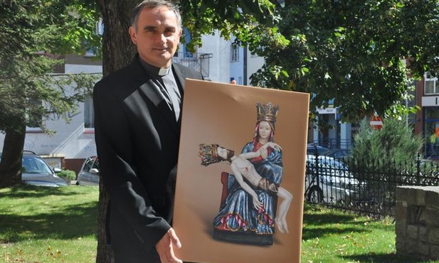 Ks. Krzysztof Włodarczyk prezentuje obraz cudownej Piety, który będzie wręczany przedstawicielom parafii.