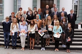  Po gali wręczenia nagród stypendyści stanęli do pamiątkowej fotografii z fundatorami i przyjaciółmi Fundacji Polish Orphans Charity