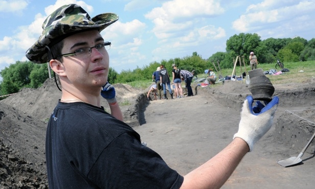 Podczas dopiero co zakończonych wakacji archeolodzy znów zaprosili na Piotrówkę młodzież