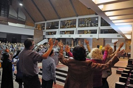 Charakterystycznym gestem podczas "Wieczorów chwały" są wzniesione do góry ręce.