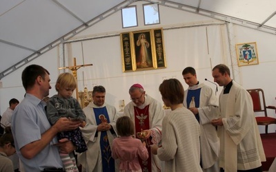 Bp Piotr Libera przewodniczył Mszy św. dla oazowiczów.