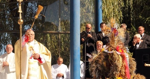 Arcybiskup senior Tadeusz Gołowski pobłogosławił wieńce dożynkowe.