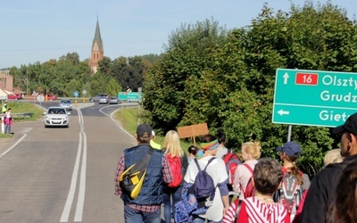 Pielgrzymi w drodze do Gietrzwałdu