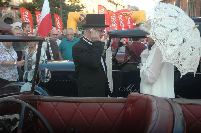 Stare samochody na Rynku Głównym