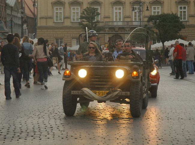 Stare samochody na Rynku Głównym