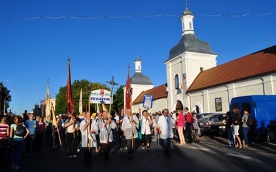 162. Piesza Pielgrzymka z Płocka zbliża się do sanktuarium Matki Bożej Skępskiej