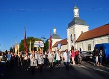 162. Piesza Pielgrzymka z Płocka zbliża się do sanktuarium Matki Bożej Skępskiej