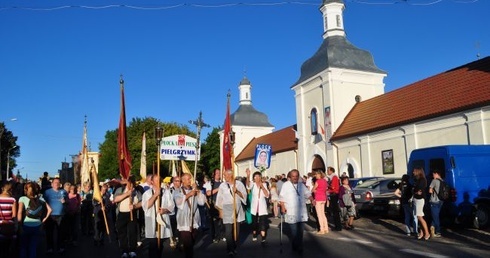 162. Piesza Pielgrzymka z Płocka zbliża się do sanktuarium Matki Bożej Skępskiej