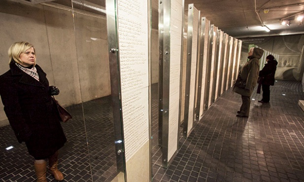 W Centrum Opatrzności Bożej znajdują się tablice z nazwiskami fundatorów