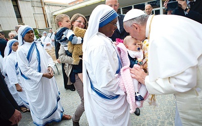  Papież Franciszek w watykańskim domu miłosierdzia „Dar Maryi”, otwartym w 1988 roku