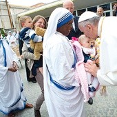  Papież Franciszek w watykańskim domu miłosierdzia „Dar Maryi”, otwartym w 1988 roku