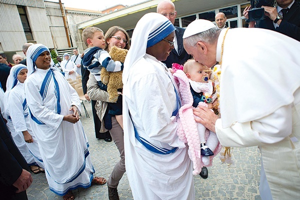  Papież Franciszek w watykańskim domu miłosierdzia „Dar Maryi”, otwartym w 1988 roku