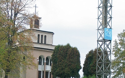 Kaplica i krzyż papieski