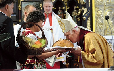 Biskup Ignacy Dec doskonale wie, ile pracy trzeba włożyć w bochenek chleba, pochodzi bowiem z rolniczej rodziny