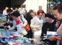 Po wspólnej modlitwie można się było zaopatrzyć w wydawnictwa przydatne podczas lekcji religii