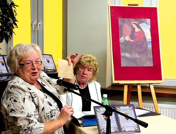  Promocja książki o kulcie św. Rozalii w Bochni. Z prawej autorka,  Janina Kęsek