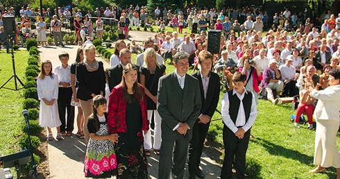 Wyróżnione rodziny przed trąbkowskim ołtarzem 