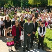 Wyróżnione rodziny przed trąbkowskim ołtarzem 