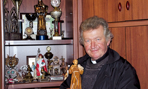 Na półce kapelana hodowców gołębi nie brak pucharów i figurek  św. Franciszka 