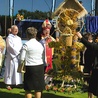 Publiczność na stadionie MOSiR biła brawo, gdy przed trybuny przyniesiono poświęcone wieńce dożynkowe. Wcześniej odbyła się tu liturgia