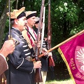 Przy pomniku upamiętniającym bohaterów 1863 roku w Osieku wartę zaciągnęli członkowie grupy rekonstrukcyjnej powstania styczniowego z Gołymina i Płocka 