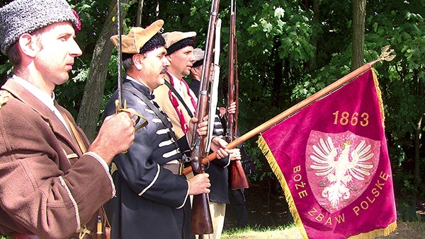 Przy pomniku upamiętniającym bohaterów 1863 roku w Osieku wartę zaciągnęli członkowie grupy rekonstrukcyjnej powstania styczniowego z Gołymina i Płocka 