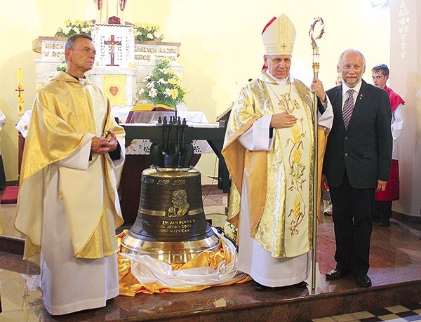  Uroczystość poświęcenia – od lewej ks. Piotr Puchała, bp Jan Kopiec i twórca dzwonu, Zbigniew Felczyński
