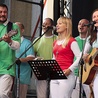Zespół „Kanaan” podczas koncertu ewangelizacyjnego na scenie przy ratuszu śpiewał z radością, że Jezus jest naszym Panem