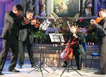 Podczas koncertu inauguracyjnego zagrał kwartet smyczkowy „Delos”, a muzyce towarzyszyła poezja m.in. Broniewskiego, Przybosia i Herberta w interpretacji Jerzego Zelnika
