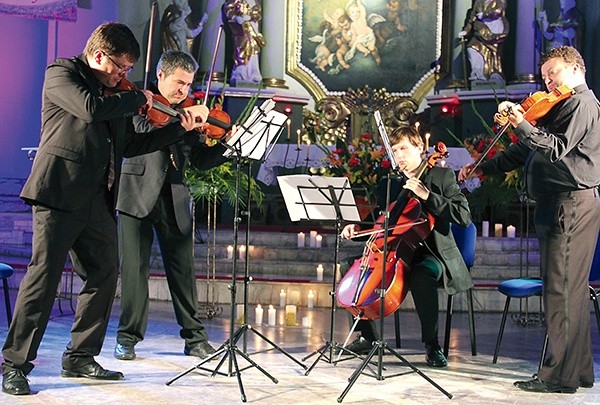 Podczas koncertu inauguracyjnego zagrał kwartet smyczkowy „Delos”, a muzyce towarzyszyła poezja m.in. Broniewskiego, Przybosia i Herberta w interpretacji Jerzego Zelnika