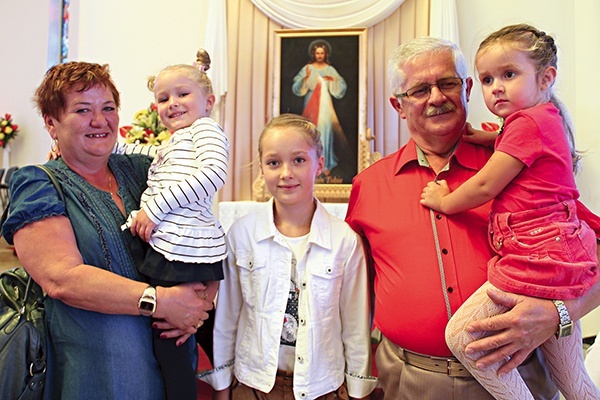 Danuta i Roman Rojkowie  z wnuczkami