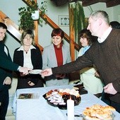 Uczniowie Krzyża z kręgów apostolskich nie tylko rozważają Pismo Święte, ale również dzielą się codziennymi doświadczeniami i spotykają z okazji świąt