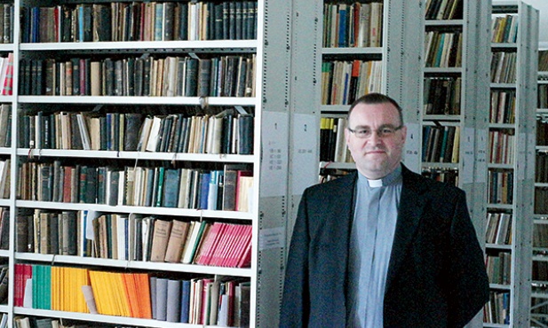  Ks. kan. Tomasz Garwoliński troszczy się zabytkowy skarbiec Warmii