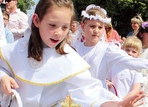  W klasach mieszanych, czyli tych, do których uczęszczają dzieci rozpoczynające naukę w wieku 6 i 7 lat, należy przyjąć zasadę, że do Pierwszej Komunii św. dzieci przystąpią w klasie III – proponuje Komisja Wychowania Katolickiego