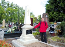  Witold Adamski przy odnowionym pomniku ks. Jana Leszczyńskiego