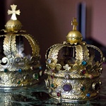 Przypadkowo odnalezione korony wotywne datowane na ok. 1660 rok. Jest to najstarszy tego typu zabytek w Polsce 