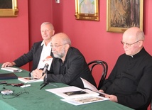 O ks. Władysławie Paciaku i o wystawie podczas konferencji prasowej mówili (od lewej) Adam Zieleziński, Mieczysław Szewczuk i ks. Edward Poniewierski