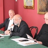 O ks. Władysławie Paciaku i o wystawie podczas konferencji prasowej mówili (od lewej) Adam Zieleziński, Mieczysław Szewczuk i ks. Edward Poniewierski