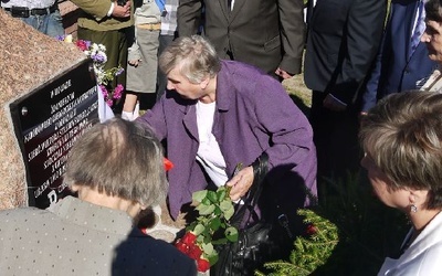 Rodzone siostry Zygfryda Kulińskiego "Albina" składają kwiaty przy pomniku bohaterskich Żołnierzy Wyklętych