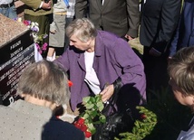Rodzone siostry Zygfryda Kulińskiego "Albina" składają kwiaty przy pomniku bohaterskich Żołnierzy Wyklętych