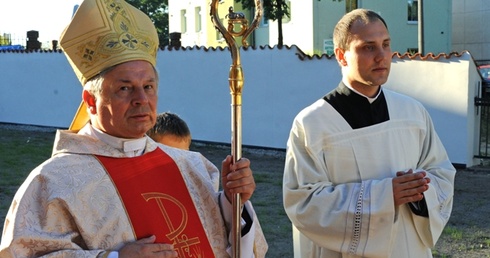 Ks. Tomasz Herc towarzyszy ordynariuszowi w czasie różnych uroczystości, dbając o piękno liturgii