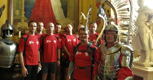 Biegacze z "prawdziwym" husarzem na Kahlenbergu