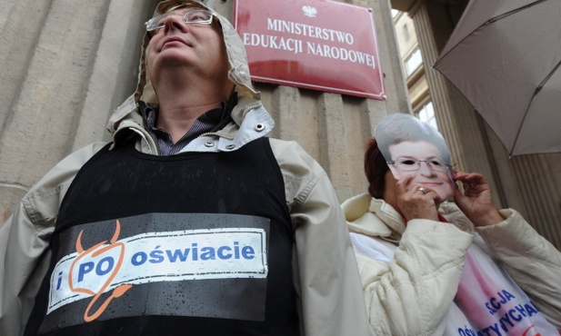 "Solidarność" przed gmachem MEN